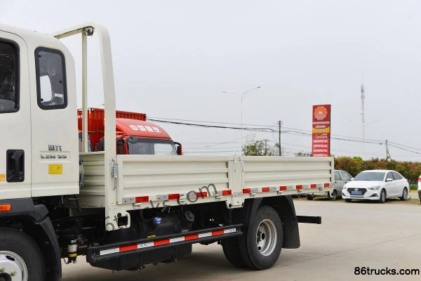 Sinotruk HOWO Zhuimeng 140hp 4X2(6 wheels) 3.85m Semi-row Flatbed Light Truck (WLY 5-speed) Body (1) | 86Trucks