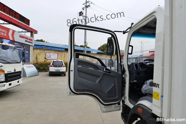 Sinotruk HOWO Zhuimeng Classic Edition 130 hp 4X2(6 wheels) 3.85m semi-sleeper live aquatic products cargo truck Cab (1) | 86Trucks