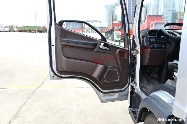 FAW Jiefang Lingtu 165hp 4X2(6 wheels) 4.16m single-row stake truck Cab (2) | 86Trucks