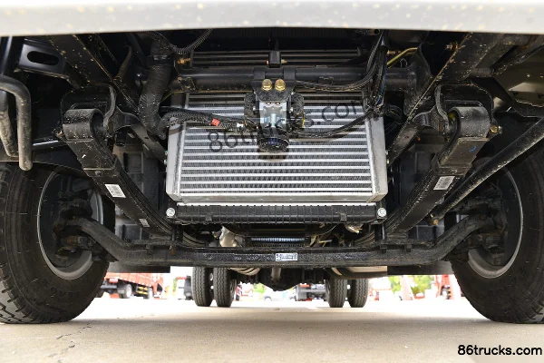 FAW Jiefang Lingtu 165hp 4X2(6 wheels) 4.16m single-row stake truck Chassis (1) | 86Trucks