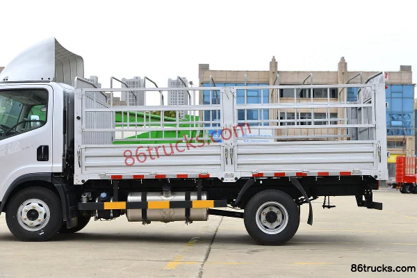 FAW Jiefang Lingtu 165hp 4X2(6 wheels) 4.16m single-row stake truck Body (2) | 86Trucks