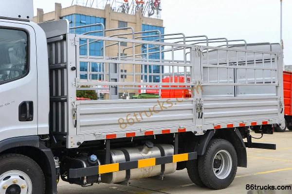FAW Jiefang Lingtu 165hp 4X2(6 wheels) 4.16m single-row stake truck Body (1) | 86Trucks