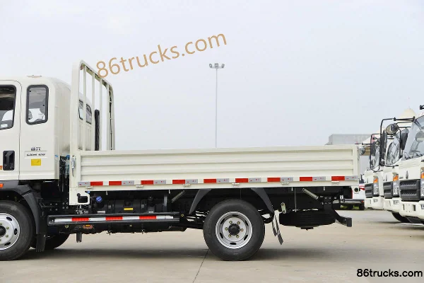 Sinotruk HOWO Dream Classic 130hp 4X2(6 wheels) 3.3m half-cab flatbed light truck (China VI) Body (2) | 86Trucks