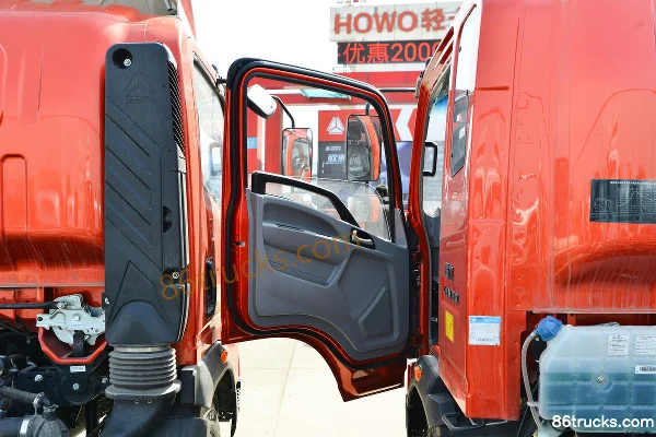 Sinotruk HOWO Dream Chaser 140hp 4X2(6 wheels) 3.85m Semi Row Flatbed Light Truck Cab (1) | 86Trucks