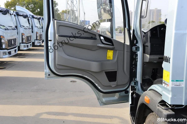 Sinotruk HOWO Tongshuai 160hp 4X2(6 wheels) 4.15m Single Row Stake Truck Light Truck (5T Rear Axle) Cab (2) | 86Trucks