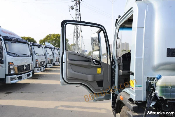 Sinotruk HOWO Tongshuai 160hp 4X2(6 wheels) 4.15m Single Row Stake Truck Light Truck (5T Rear Axle) Cab (1) | 86Trucks