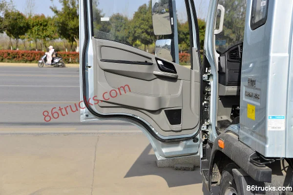 Sinotruk HOWO Tongshuai 2.3L Diesel 151 hp 4X2(6 wheels) 8-speed 3.85m Semi-row Flatbed Light Truck Cab (2) | 86Trucks