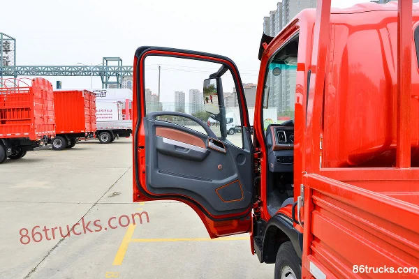 Dayun Xianglong 127hp 4X2(6 wheels) 4.05m Single Row Flatbed Light Truck Cab (1) | 86Trucks