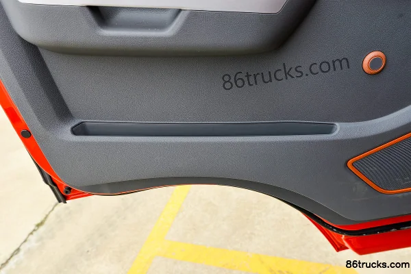 Dayun Xianglong 150hp 4X2(6 wheels) 4.12m single-row fence-type light truck Cab (3) | 86Trucks