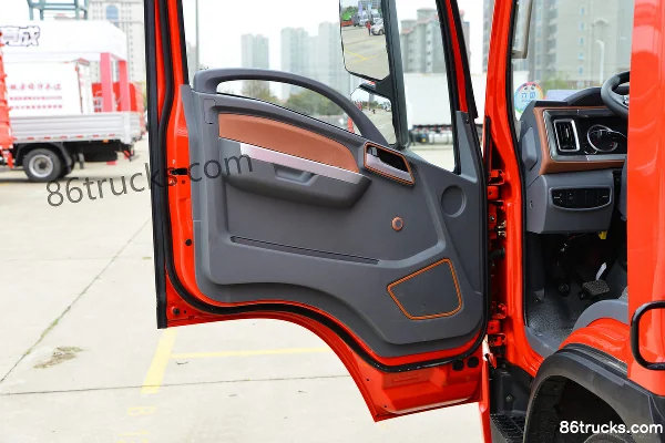 Dayun Xianglong 150hp 4X2(6 wheels) 4.12m single-row fence-type light truck Cab (2) | 86Trucks