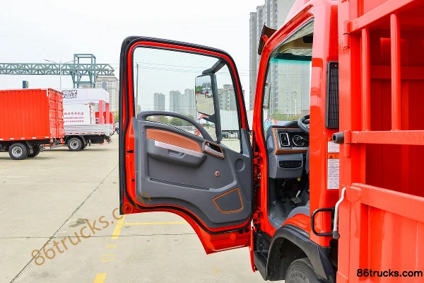 Dayun Xianglong 150hp 4X2(6 wheels) 4.12m single-row fence-type light truck Cab (1) | 86Trucks