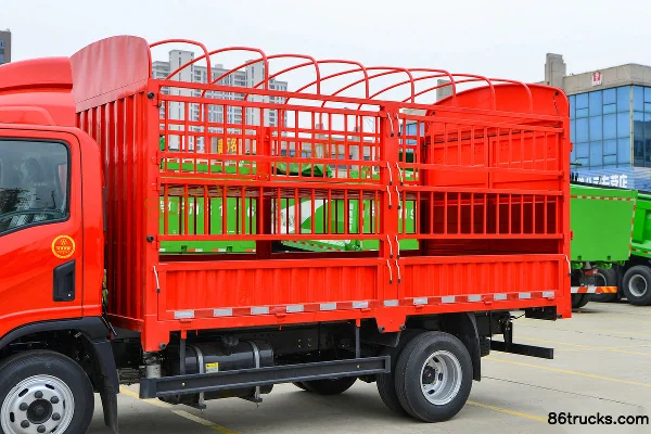 Dayun Xianglong 150hp 4X2(6 wheels) 4.12m single-row fence-type light truck Body (1) | 86Trucks