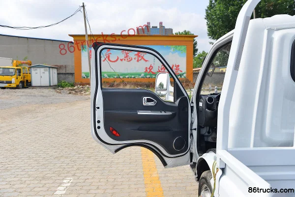 Dongfeng T6 2L 127hp 4X2(6 wheels) CNG 4.005m single-row cage cargo light truck Cab (1) | 86Trucks