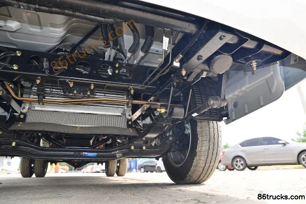 Dongfeng T6 2L 127hp 4X2(6 wheels) CNG 4.005m single-row cage cargo light truck Chassis (3) | 86Trucks