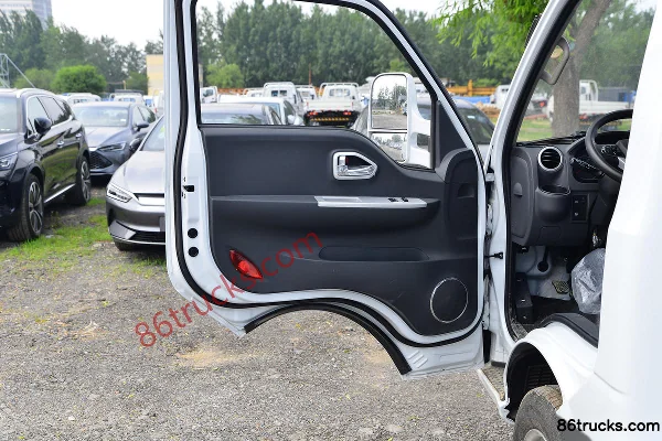 Dongfeng T6 132 hp 4X2(6 wheels) 4.005m Single Row Van Light Truck (China VI) Cab (2) | 86Trucks