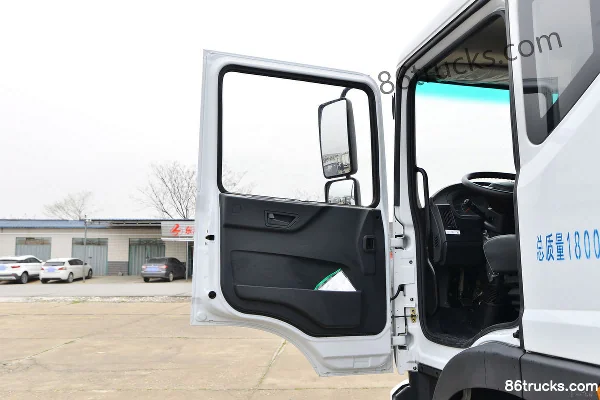 Dongfeng Duolika D9 220 hp 4X2(6 wheels) 6.8m box cargo truck (Beijing VI) Cab (1) | 86Trucks