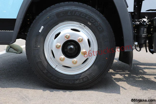 FAW Jiefang J6F Wide Body 120hp 4X2(6 wheels) 3.78m Half-row Grille Light Truck Chassis (1) | 86Trucks