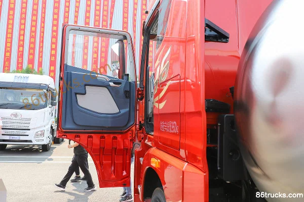 FAW Jiefang Qingdao JH6 heavy truck Four Seasons Edition 530hp 6X4(10 wheels) LNG automatic tractor truck (hydraulic retarder) Cab (1) | 86T