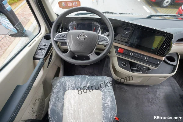 Dongfeng Liuqi Chenglong H5V 290 hp 4X2(6 wheels) 6.8m AMT Automatic Gearbox Stake Cargo Truck (3.7 Ratio) Cab (3) | 86Trucks