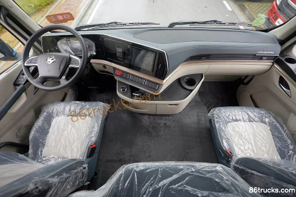 Dongfeng Liuqi Chenglong H5V 290 hp 4X2(6 wheels) 6.8m AMT Automatic Gearbox Stake Cargo Truck (3.7 Ratio) Cab (2) | 86Trucks