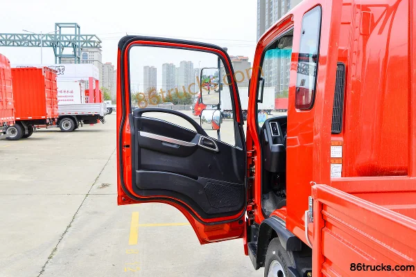 Dayun Aopuli 170 hp 4X2(6 wheels) 5.2m semi-row flatbed light truck Cab (1) | 86Trucks