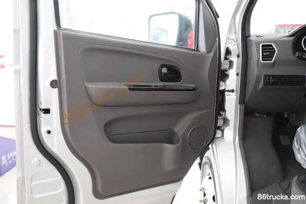 Dongfeng Xiaobawang W18 1.6L 122 hp 4X2(6 wheels) 2.55m double-row flatbed mini truck Cab (2) | 86Trucks