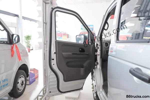 Dongfeng Xiaobawang W18 1.6L 122 hp 4X2(6 wheels) 2.55m double-row flatbed mini truck Cab (1) | 86Trucks