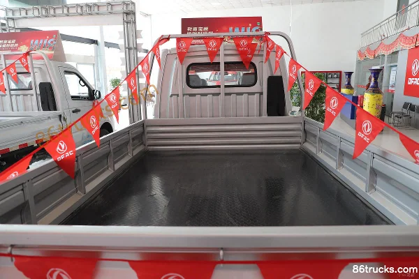 Dongfeng Xiaobawang W18 1.6L 122 hp 4X2(6 wheels) 2.55m double-row flatbed mini truck Body (3) | 86Trucks