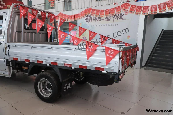 Dongfeng Xiaobawang W18 1.6L 122 hp 4X2(6 wheels) 2.55m double-row flatbed mini truck Body (2) | 86Trucks
