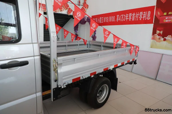 Dongfeng Xiaobawang W18 1.6L 122 hp 4X2(6 wheels) 2.55m double-row flatbed mini truck Body (1) | 86Trucks