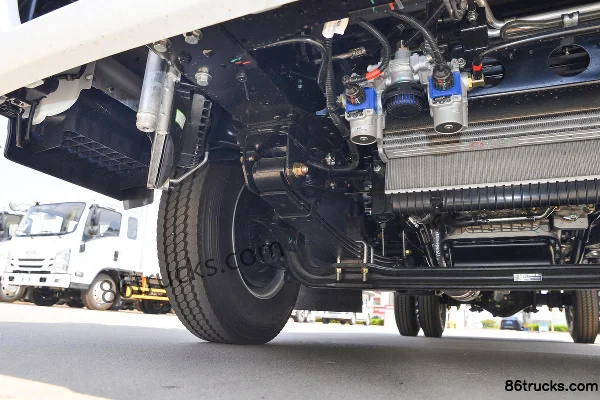 Jiangxi Isuzu Yifang EM5 152 hp 4X2(6 wheels) 4.2m single-row flatbed light truck Chassis (2) | 86Trucks