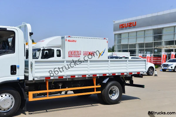 Jiangxi Isuzu Yifang EM5 152 hp 4X2(6 wheels) 4.2m single-row flatbed light truck Body (1) | 86Trucks