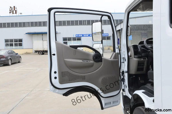 Dongfeng FuruiKa F6 127 hp 4X2(6 wheels) 3.13m Double Row Flatbed Light Truck (China VI) Cab (1) | 86Trucks