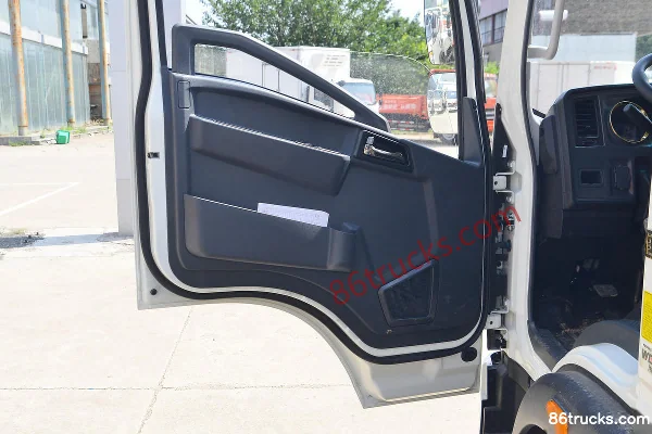Sinotruk HOWO Hanjun 150hp 4X2(6 wheels) 4.15m single-row van light truck Cab (2) | 86Trucks