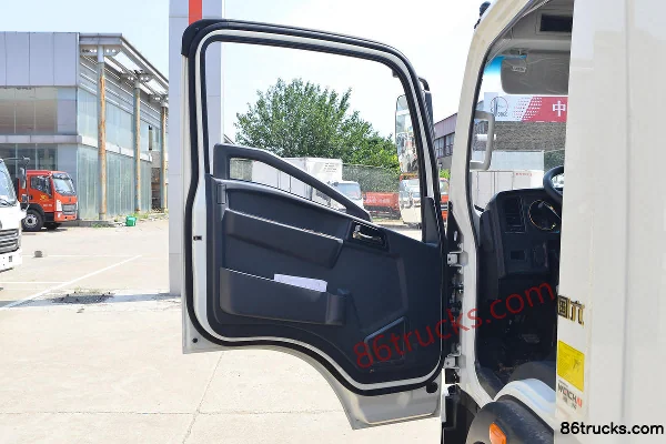 Sinotruk HOWO Hanjun 150hp 4X2(6 wheels) 4.15m single-row van light truck Cab (1) | 86Trucks