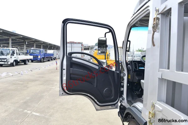 Ouling S1 Series 115hp 4X2(6 wheels) 3.7m Single Row Stake Truck Cab (1) | 86Trucks