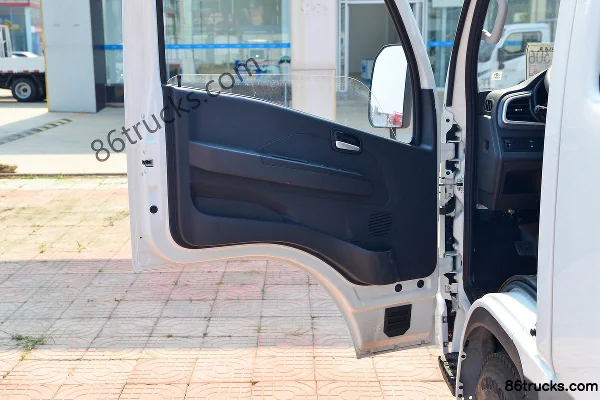 Yuejin Fuxing S100V 116 hp 4X2(6 wheels) 3.2m double-row flatbed small truck Cab (2) | 86Trucks