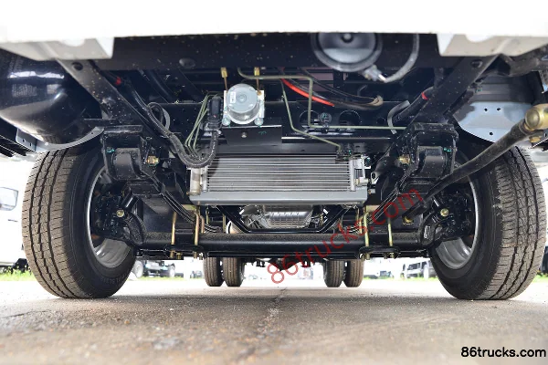 Ouling Jinlika II 2.0L 150hp 4X2(6 wheels) Gasoline 3.37m Semi-panel Van Light Truck Chassis (1) | 86Trucks