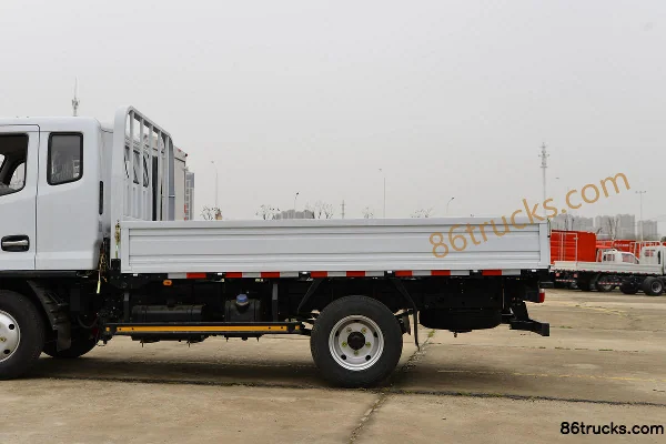 Dongfeng Duolika D5 Ruineng Edition 132 hp 4X2(6 wheels) 3.4m Semi-row Flatbed Light Truck (China VI) Body (2) | 86Trucks