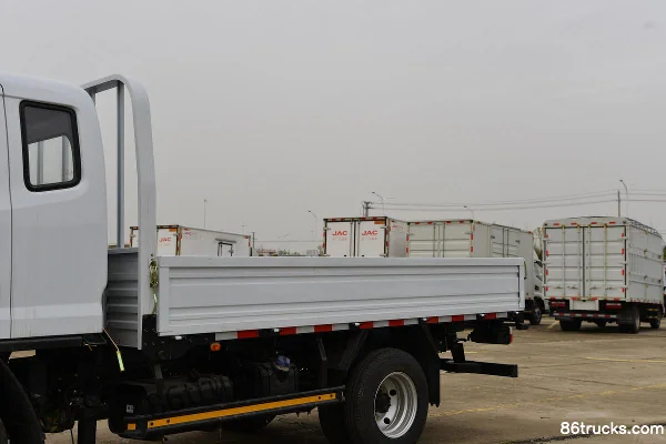 Dongfeng Duolika D5 Ruineng Edition 132 hp 4X2(6 wheels) 3.4m Semi-row Flatbed Light Truck (China VI) Body (1) | 86Trucks