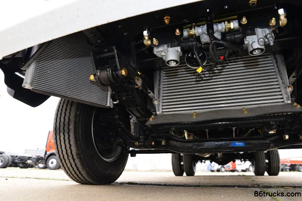 Dongfeng Duolika D6 88hp 4X2(6 wheels) 2.8m Double Row Van Light Truck Chassis (2) | 86Trucks