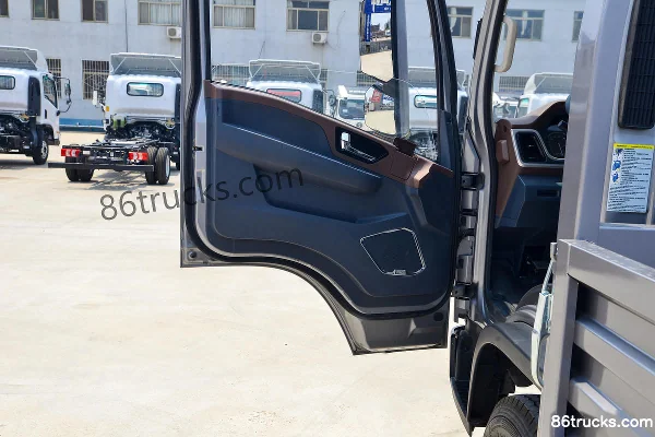 SHACMAN Commercial Vehicle Xuande Wing 9 Lightweight Edition 127 hp 4X2(6 wheels) 4.12m single-row flatbed light truck Cab (2) | 86Trucks