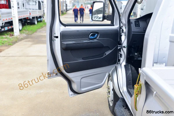 Ouling Fengrui F3 1.6L 122hp 4X2(6 wheels) Gasoline 3.4m Single Row Stake Mini Truck (China VI) Cab (2) | 86Trucks