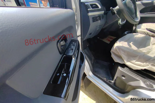 Jinbei Jinka S30 1.6L 123 ch essence 4X2(6 roues) camion frigorifique 3,115 m Cabine (2) | 86Trucks
