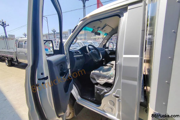 Jinbei Jinka S30 1.6L 123 ch essence 4X2(6 roues) camion frigorifique 3,115 m Cabine (1) | 86Trucks
