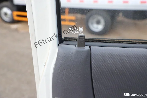JMC Shunda Narrow Body 122hp 4X2(6 wheels) 4.21m Flammable Gas Van Truck Cab (3) | 86Trucks
