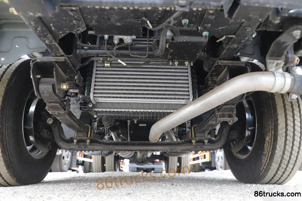 JMC Shunda Narrow Body 122hp 4X2(6 wheels) 4.21m Flammable Gas Van Truck Chassis (1) | 86Trucks