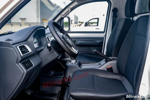 Leichi Small Truck 4.2T 3.5m single-row pure electric box small truck 55.7kWh 4X2(6 wheels) Interior (2) | 86Trucks