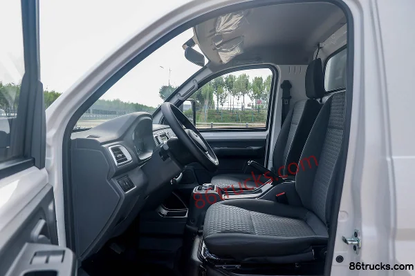 Leichi Small Truck 4.2T 3.5m single-row pure electric box small truck 55.7kWh 4X2(6 wheels) Interior (1) | 86Trucks