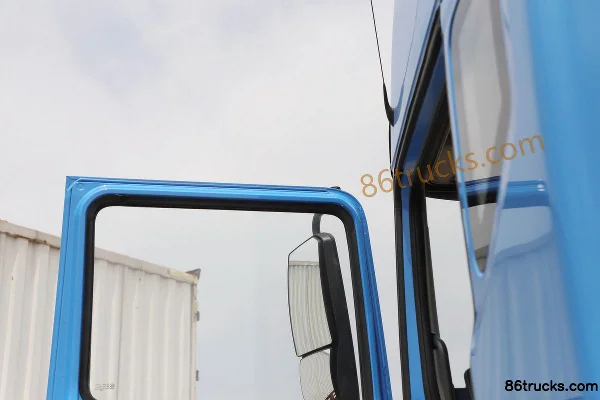 Dongfeng Duolika D12 Value Edition 260hp 4X2(6 wheels) 9.85m Wing Van Cargo Truck Cab (2) | 86Trucks